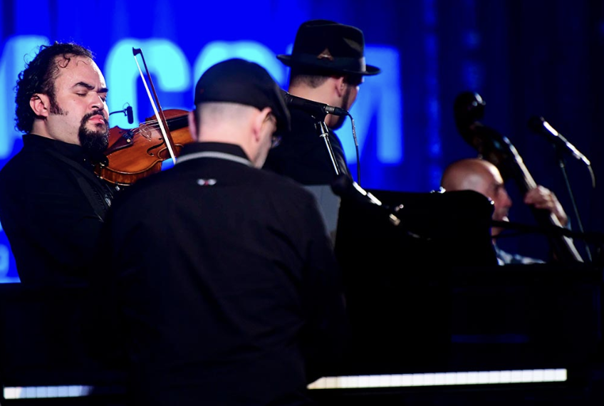 Un hermoso espectáculo se vivió en el concierto “Cánones para satélite y mar” del Cartagena Festival Internacional de Música en la Sociedad Portuaria. Los jóvenes de la Orquesta Sinfónica de Cartagena vivieron un nuevo sueño tras el apoyo constante de la Fundación Puerto de Cartagena